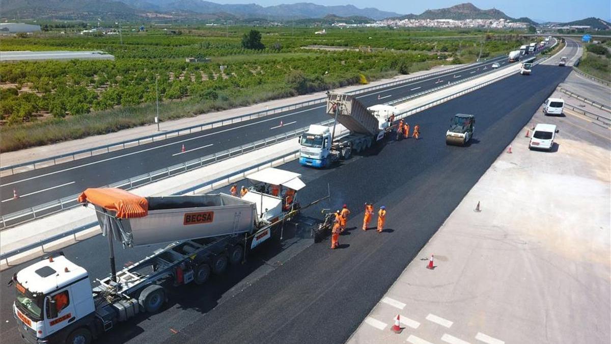 Becsa acaba de asfaltar el antiguo peaje de la autopista en Sagunto