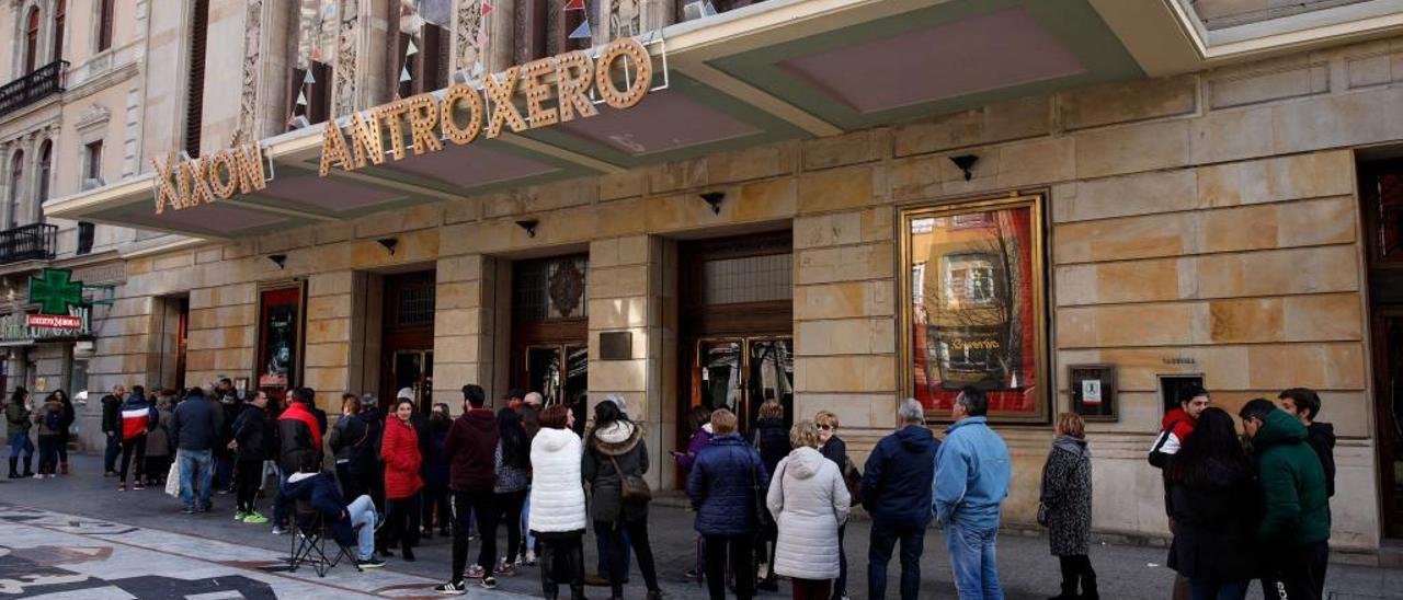 Colas frente a las taquillas del Teatro Jovellanos