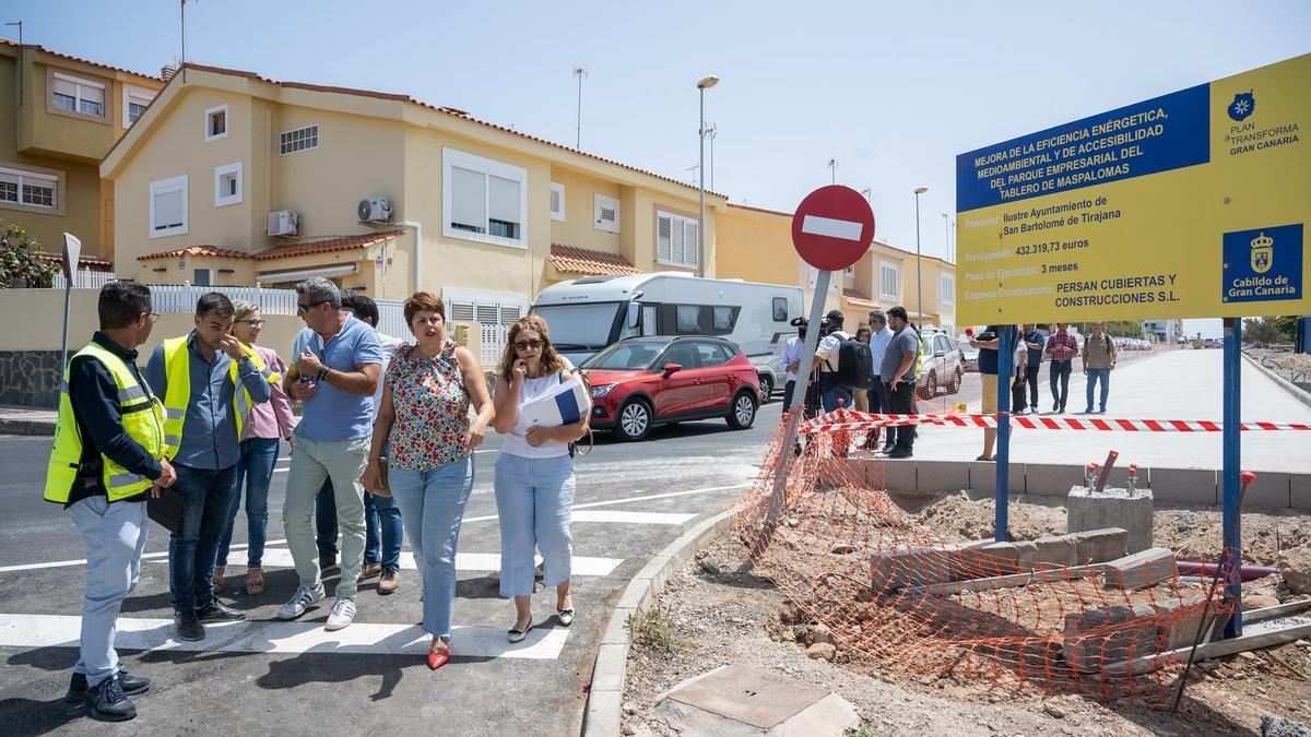 Las autoridades durante la visita al parque empresarial de El Tablero.