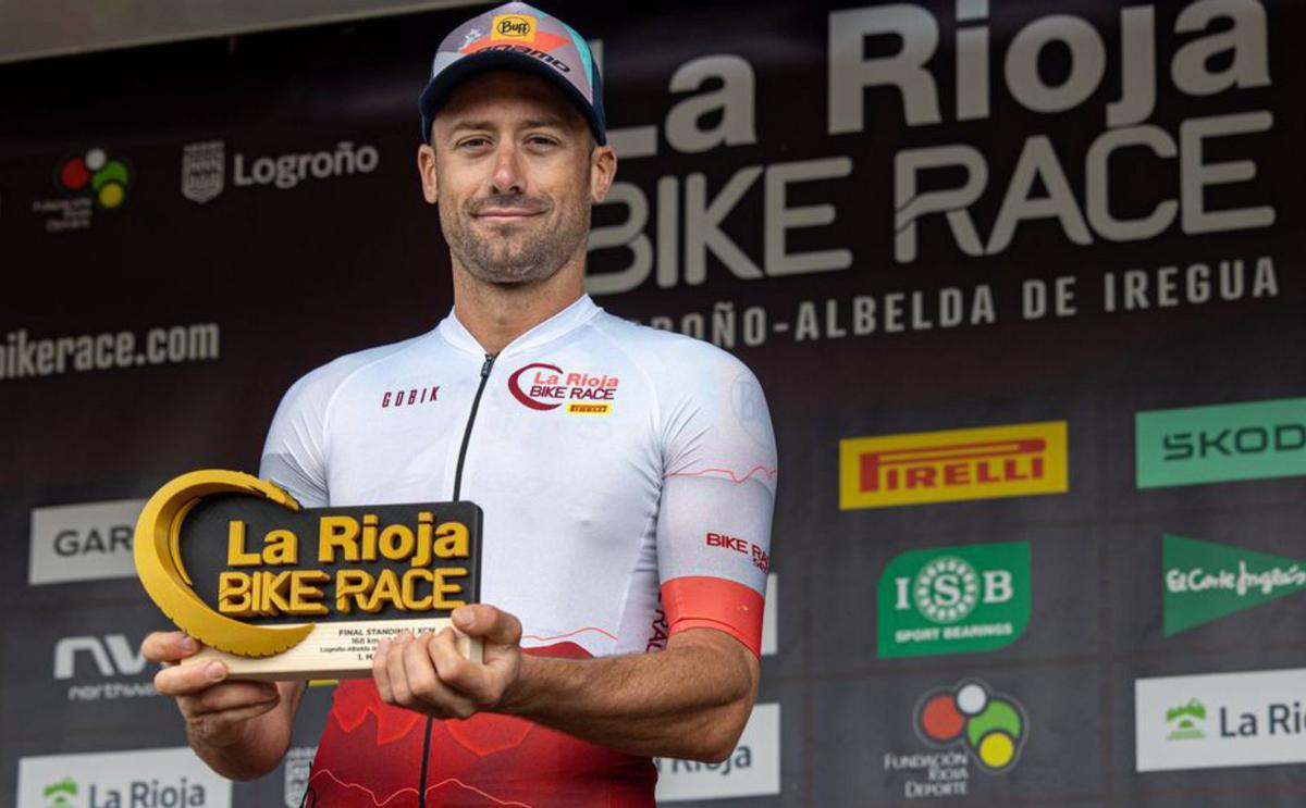 Enrique Morcillo con su trofeo de campeón. | L.R.B.R.