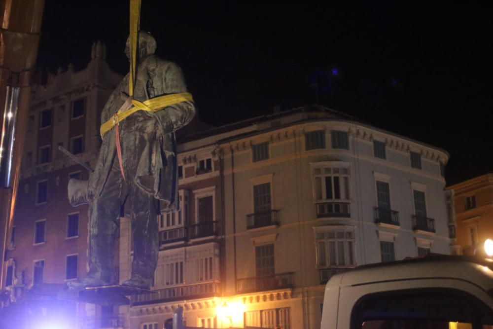 Traslado de la escultura del Marqués de Larios para su restauración.