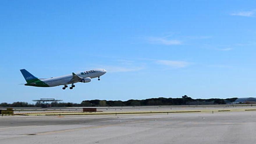 Un avió s&#039;enlaire a l&#039;aeroport del Prat.