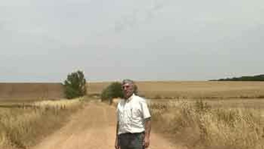 Samuel Mezquita Cordero en la calzada romana o ruta medieval junto al desaparecido descansadero de Santovenia del Esla.