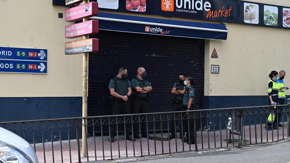 Agentes de la Guardia Civil custodian la entrada del supermercado donde se produjo la agresión.
