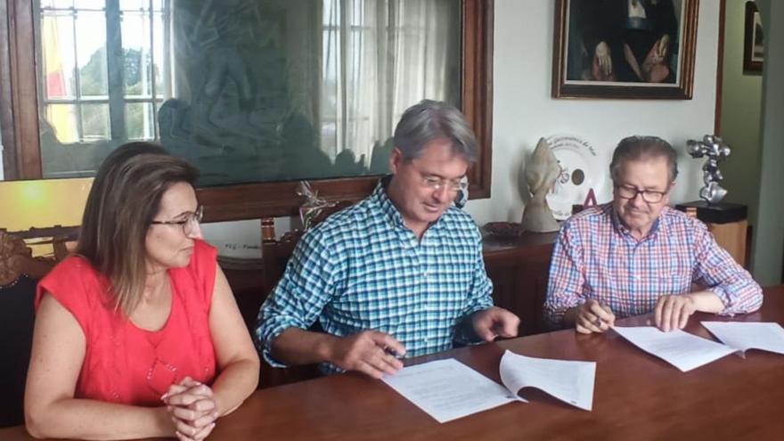 La edil Noemí Outeda, el alcalde, José Cacabelos, y el presidente de Emgrobes, José Besada, cuando en septiembre firmaron el convenio para renovar “Merca no Grove. |   //  FDV