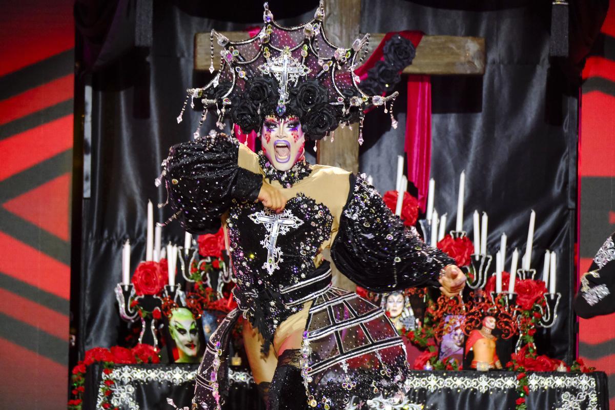 Candidato 01: Drag Avalon. Artista: Osvaldo Cabrera Rocha. Fantasía: Mira en lo que te has convertido. Representa: Juventud Canaria, Clínica Dental Claramunt y Full Cargo Diseño: José Carmona y Osvaldo Cabrera Rocha.