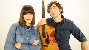Aurora and The Betrayers interpreta en acústic el tema ’Voodoo’.