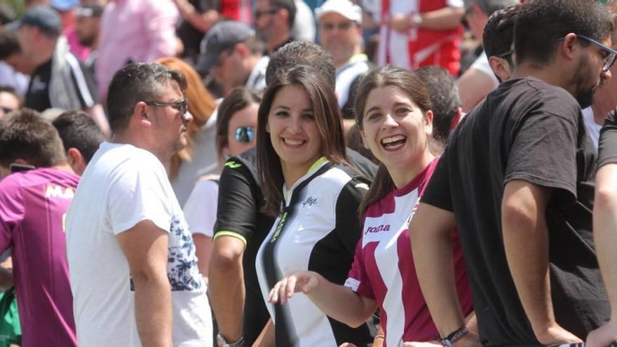 Sandra y Cristina, dos incondicionales del Cartagena.