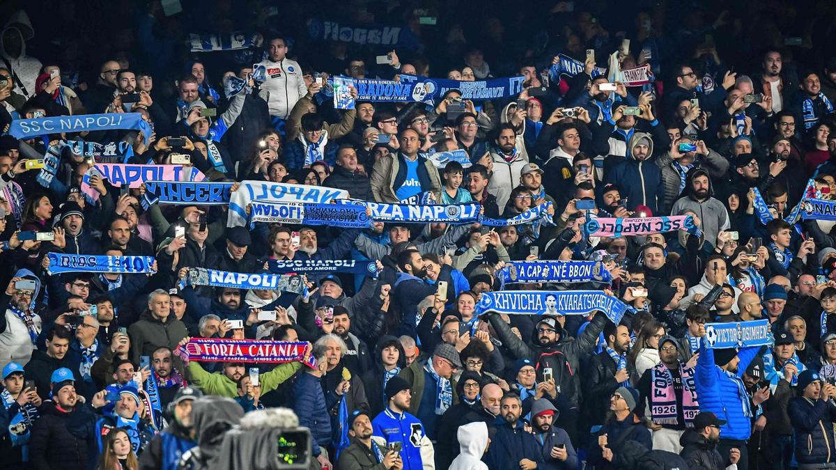 Los seguidores del Nápoles celebran el pase a los cuartos de final de Champions tras eliminar al Eintracht. Los seguidores del Nápoles celebran el pase a los cuartos de final de Champions tras eliminar al Eintracht.