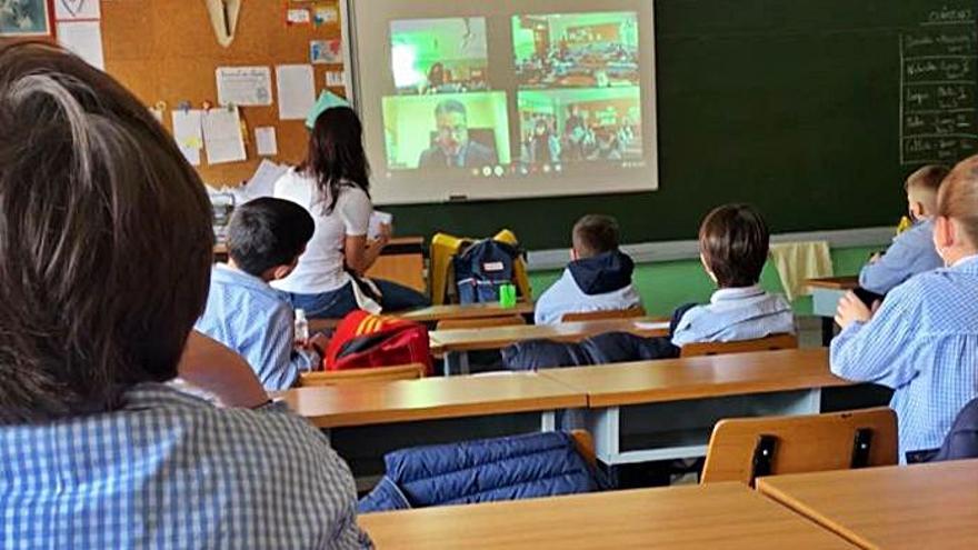 Una clase de política municipal para los alumnos del Amor de Dios | LNE