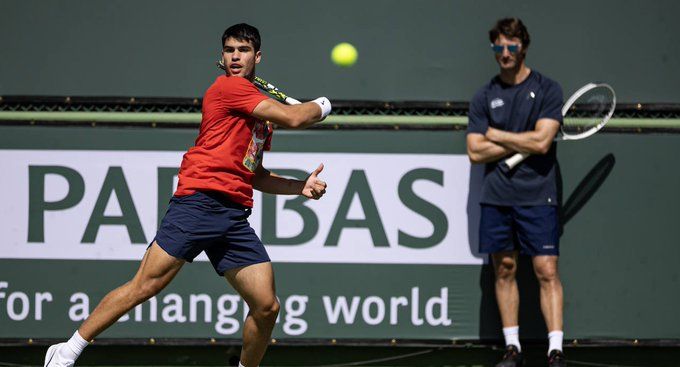 Alcaraz, junto a Ferrero, en el primer entreno en Indian Wells.