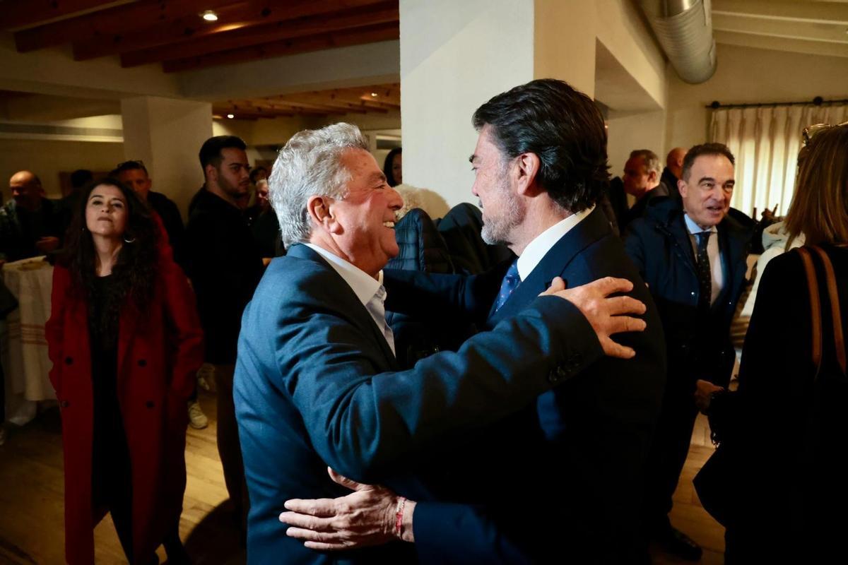 Enrique Ortiz y el alcalde de Alicante, Luis Barcala, se abrazan antes de la comida de Navidad del Hércules.