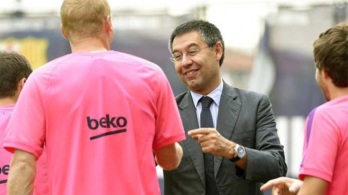 Mathieu y Bartomeu se saludaron sobre el césped de la Ciudad Deportiva