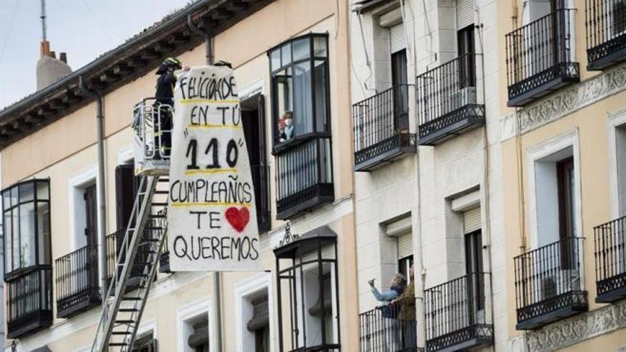 El tierno homenaje de un nieto bombero a su abuela centenaria