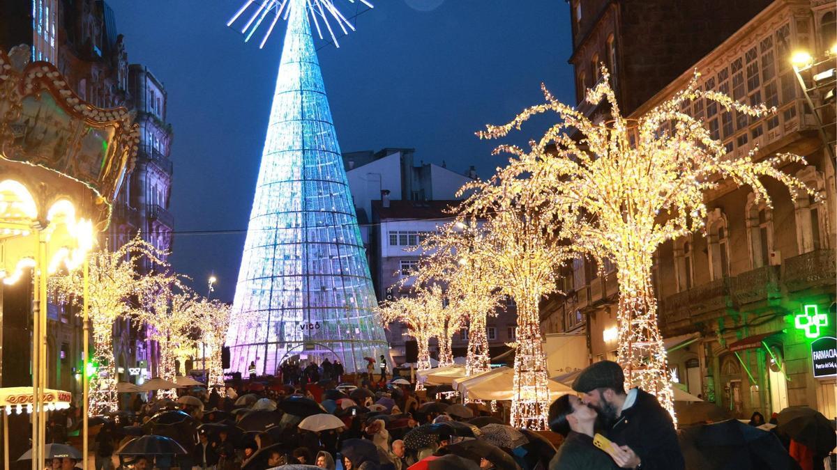 Vigueses y visitantes sortean como pueden las lluvias para disfrutar de la Navidad
