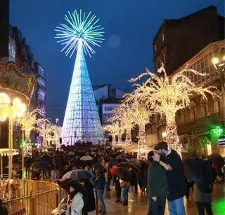 Vigueses y visitantes sortean como pueden las lluvias para disfrutar de la Navidad