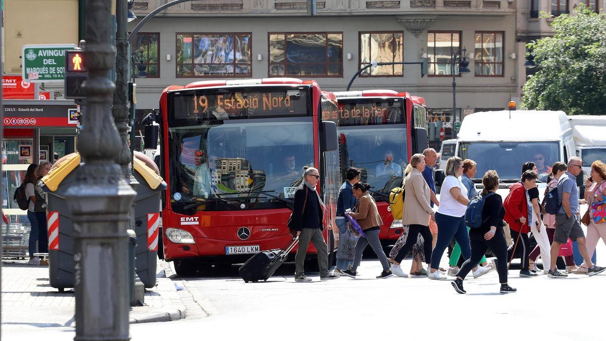 Dos autobuses del centro transitan hacia Marqués de Sotelo.