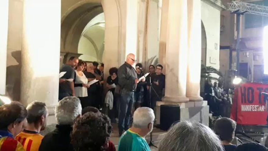 Més de mil persones es concentren a la plaça de l'Ajuntament de Figueres contra la sentència del procés