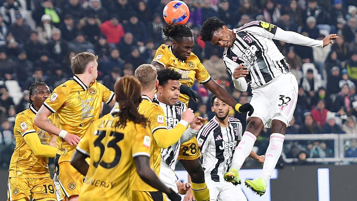 Lloyd Kelly, de la Juventus, remata ante la defensa del Udinese
