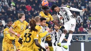 Lloyd Kelly, de la Juventus, remata ante la defensa del Udinese