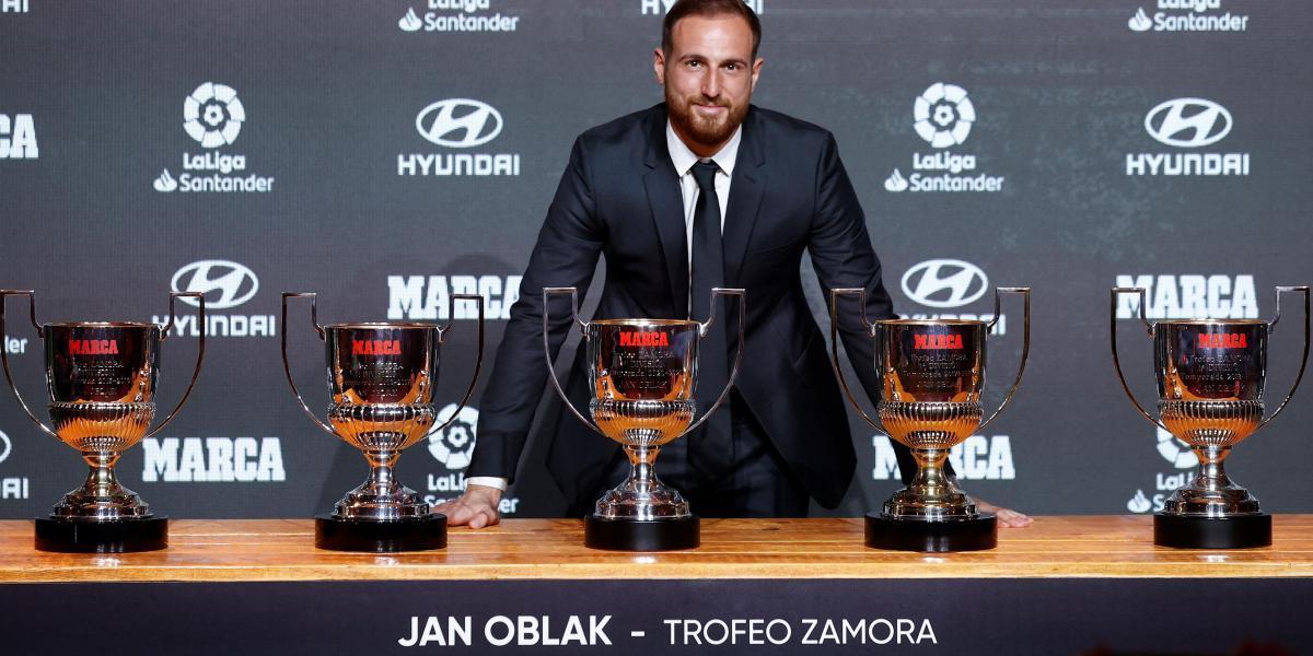 Jan Oblak posa con sus cinco Zamoras