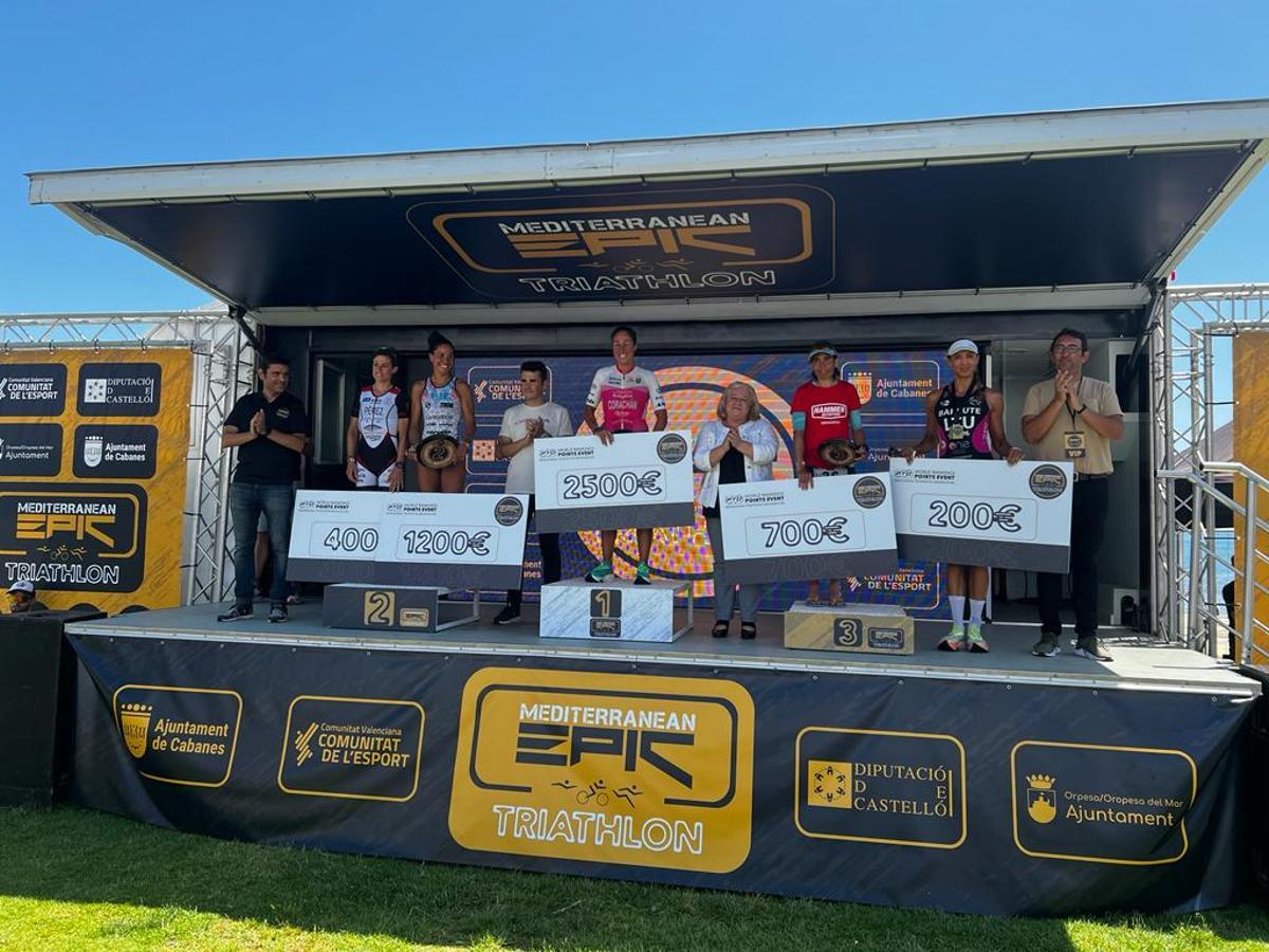 Podio femenino de la Mediterranean Epic Triathlon.