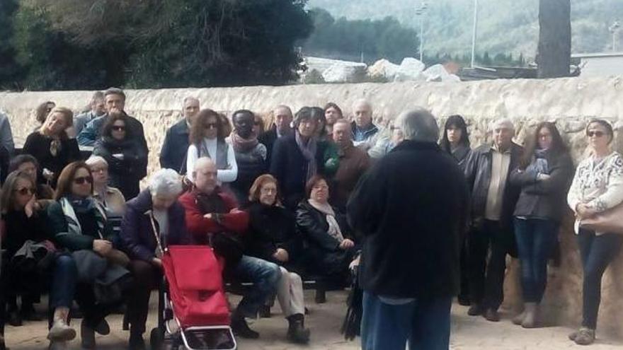 Jaume Santandreu se dirige a los congregados en el cementerio de Alaró.