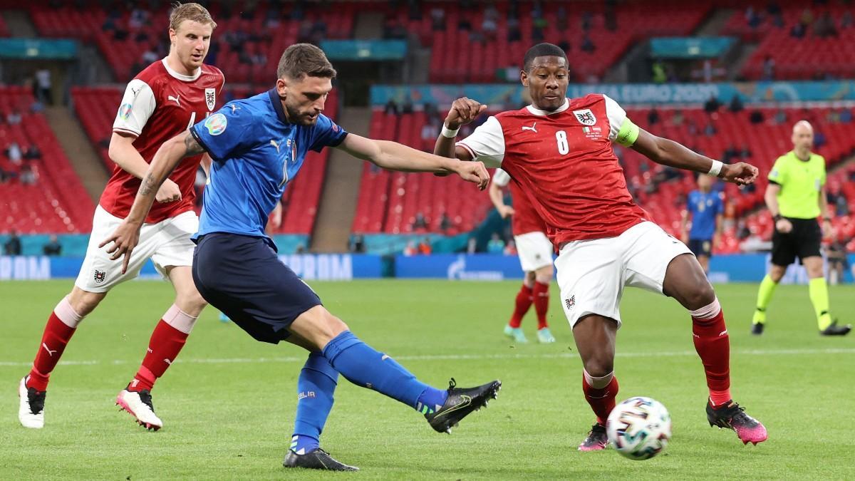 Berardi ensaya un centro ante Alaba durante el partido entre Italia y Austria
