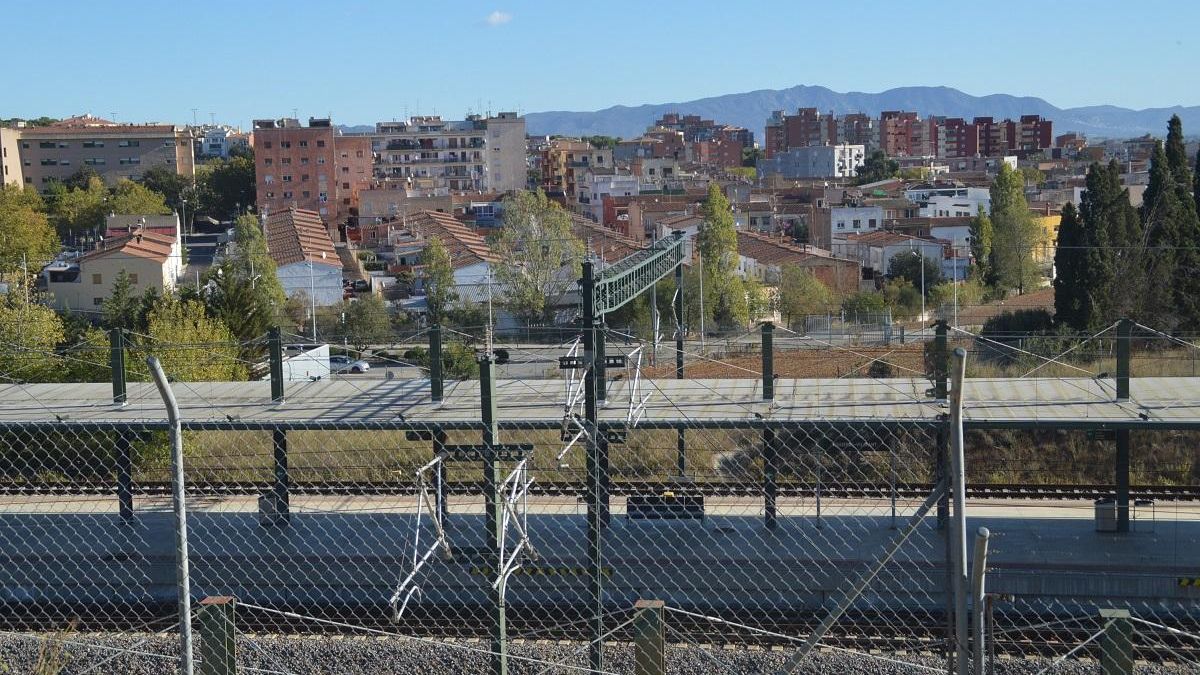 Sant Joan i el Culubret de Figueres vistos des de l'estació de l'AVE de Vilafant
