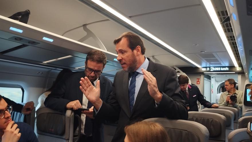 El ministro Óscar Puente, en un viaje de prueba de los nuevos trenes Avril entre Madrid y A Coruña