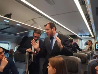 Óscar Puente viaja a Galicia en un trayecto de prueba de los nuevos trenes Avril entre Madrid y A Coruña