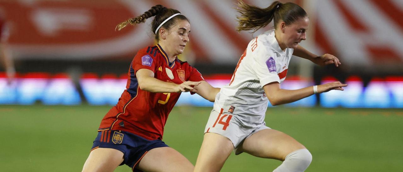 Teresa Abelleira persigue a una rival en el España-Suiza de Liga de Naciones.