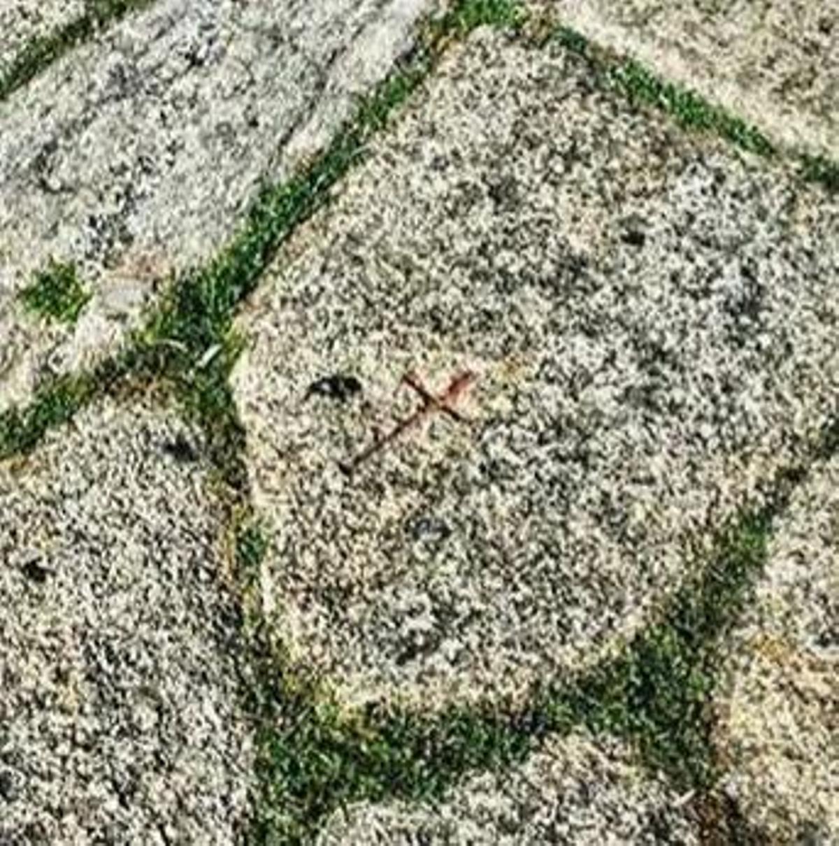 En la Praza do Tapal, una cruz grabada en una piedra marca el lugar en el que murió el cineasta Claudio Guerin.