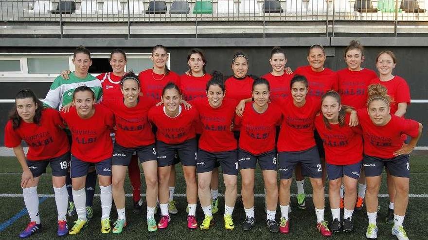 Las jugadoras de El Olivo, antes de un entrenamiento de esta semana. // Jorge Santomé