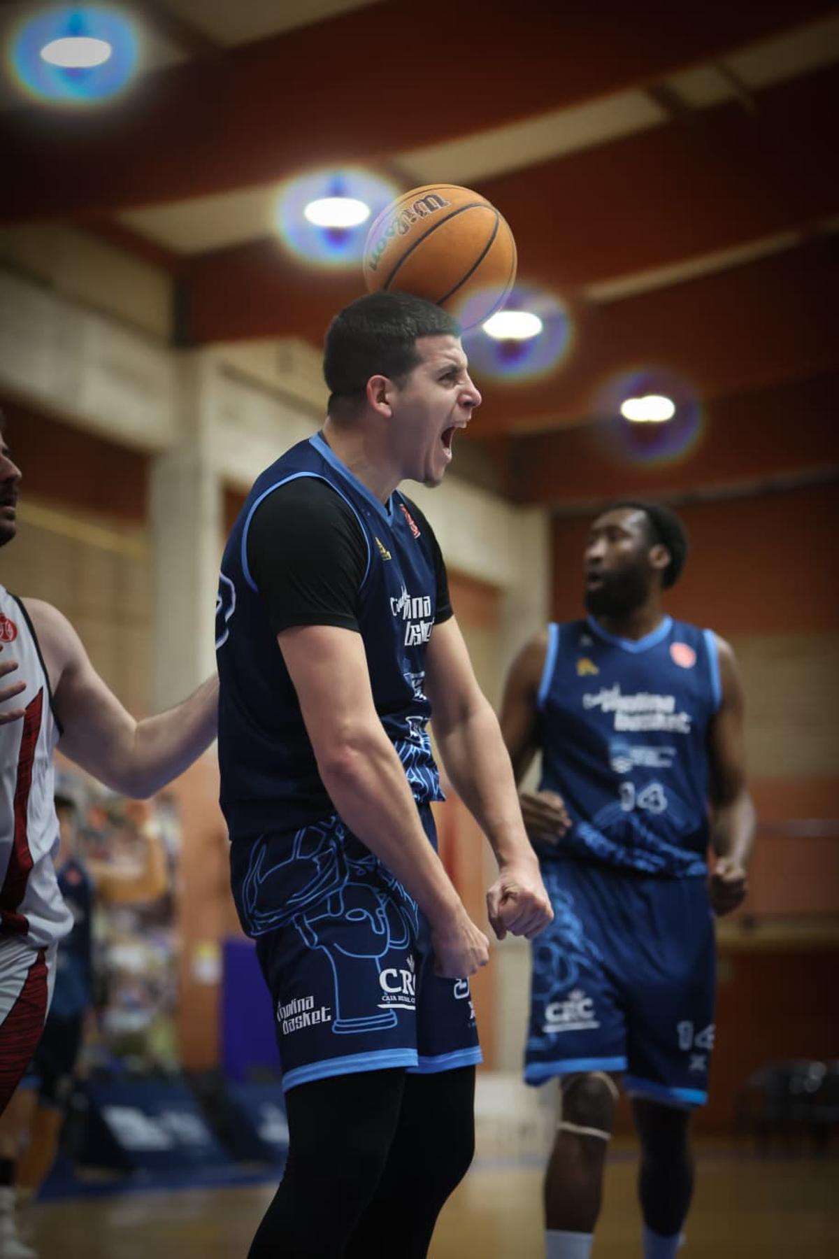 Carlos Toledo celebra una canasta en el partido del Ciudad de Molina Basket