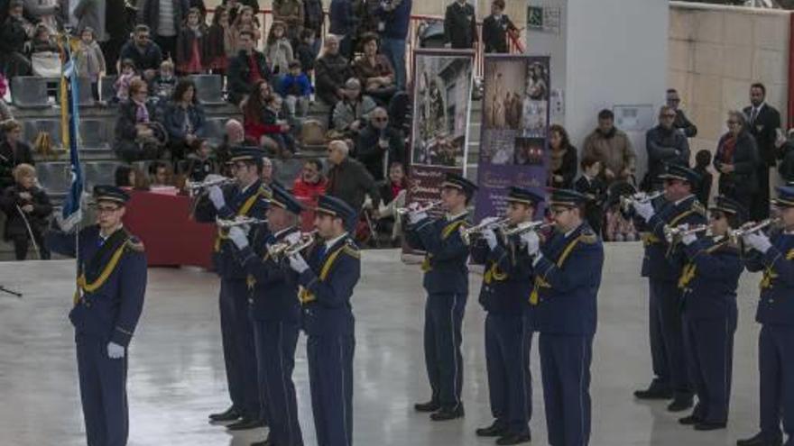 Una de las bandas de cornetas y tambores tocando las marchas tradicionales.