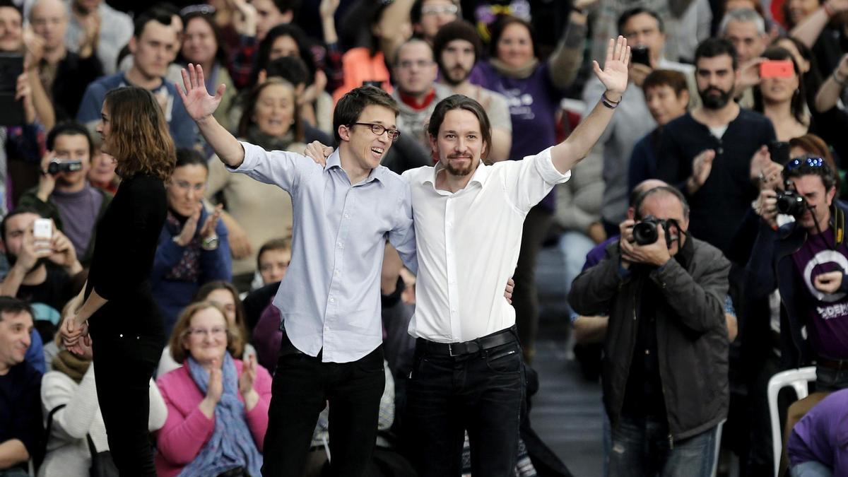 Íñigo Errejón y Pablo Iglesias saludan durante un mitin de Podemos celebrado ayer en Valencia. / Juan Carlos Cárdenas (Efe)