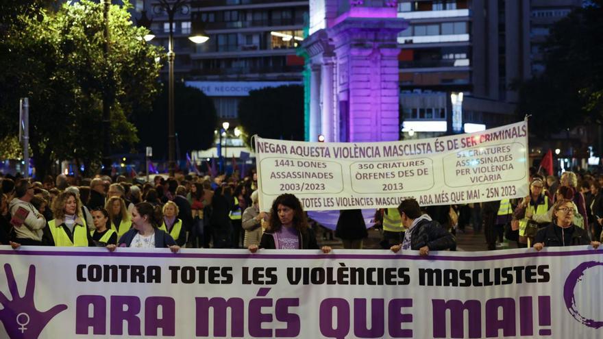 Imagen de la manifestación del 25N en València. A esa hora era asesinada Leticia en Madrid. | EFE/ANA ESCOBAR