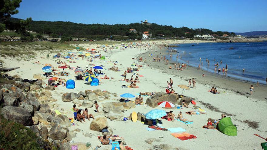 La playa grovense de Raeiros, una de las que lucen bandera azul y aspiran a contar con chiringuito propio. // Muñiz