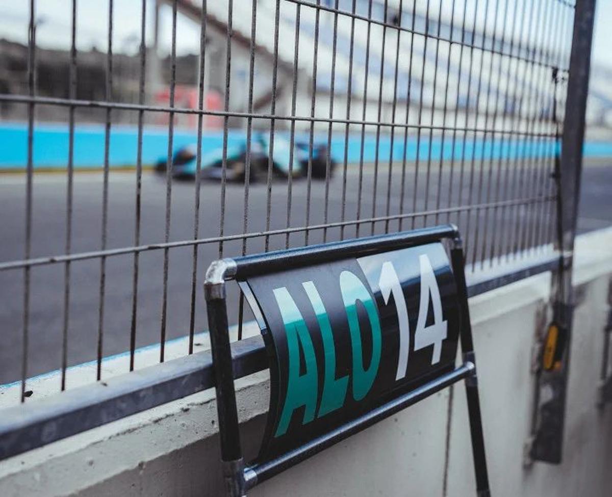 El nuevo Aston Martin de Fernando Alonso, el AMR23