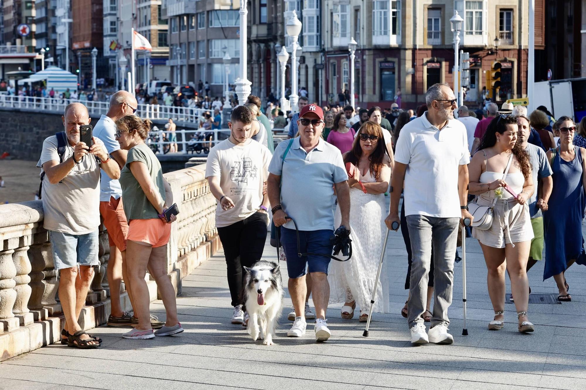 El turismo sigue llegando a Gijón: jornada de sol y calor y calles llenas