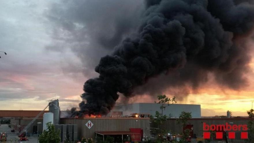Declarado un incendio en la planta de Coca-Cola en Montornès