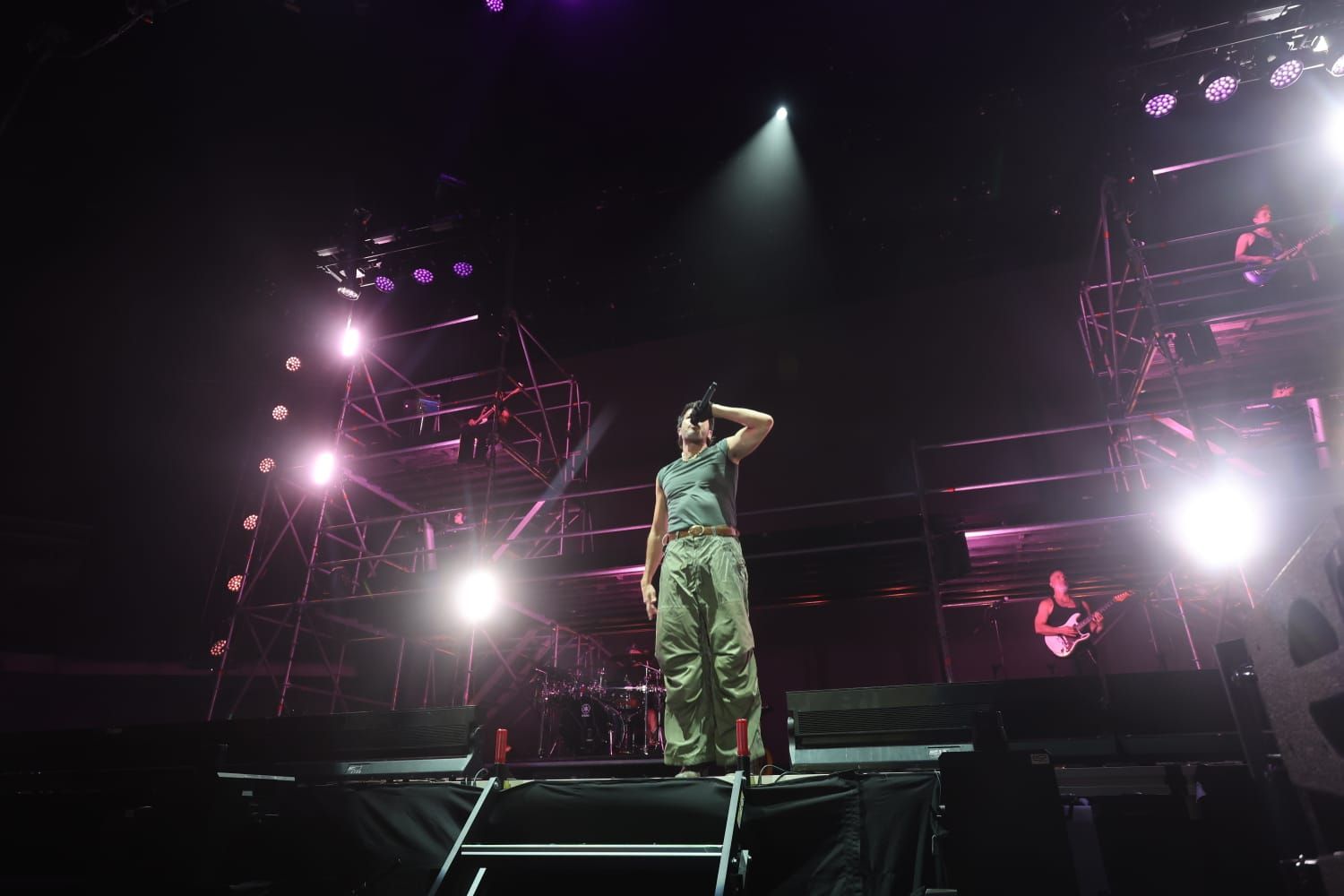 Sebastián Yatra se funde con el público y sus 'Tacones Rojos' pone en pie al Roig Arena