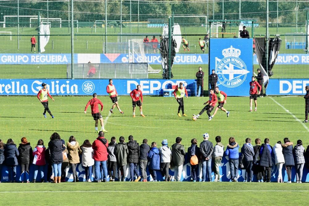 Alumnos del centro escolar visitan el estadio de Riazor y conocen a los jugadores del Deportivo en la segunda edición del programa de LA OPINIÓN que fomenta los valores deportivistas.