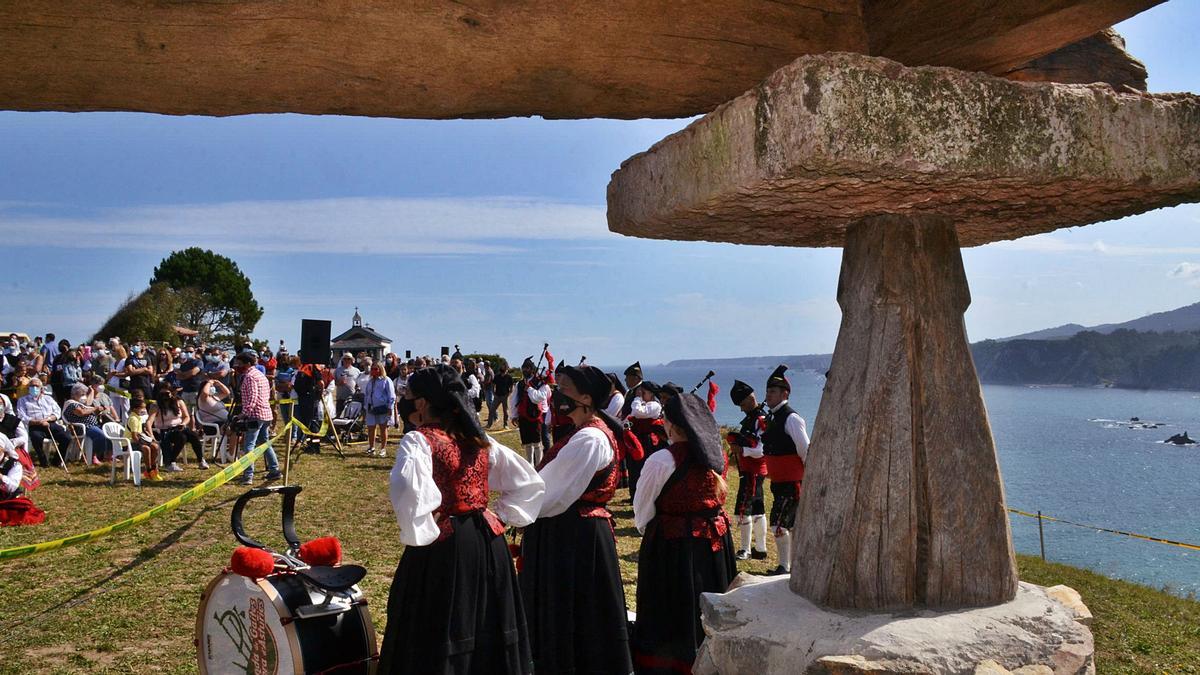 Las fiestas en honor de la Virgen de Riégala, con músicos debajo del recuperado hórreo de Cadavedo y con la ermita de la Regalina al fondo. | Ana Paz Paredes