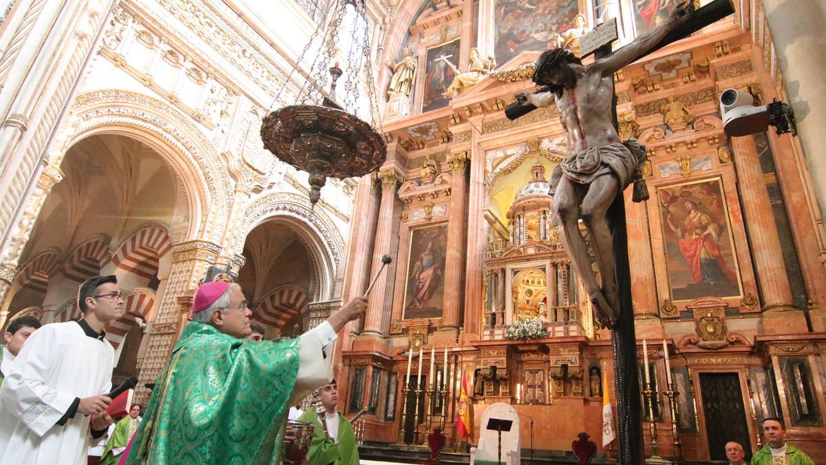 El obispo de Córdoba, Demetrio Fernández, bendice el Cristo de las Palmeras en la Catedral.