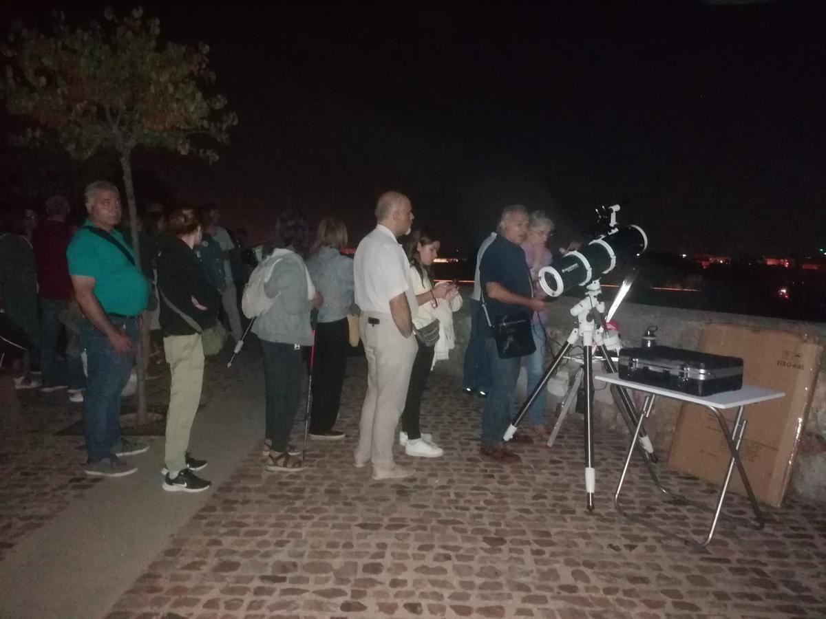 Obaservación de la luna y Saturno en el mirador del Troncoso, organizada por la Agrupación Zamorana de Astronomía.