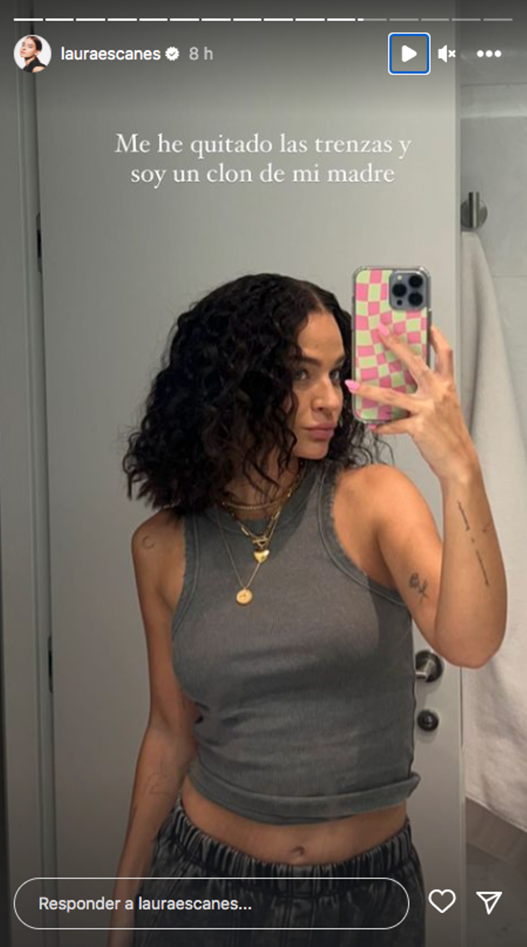 Laura Escanes con pelo rizado