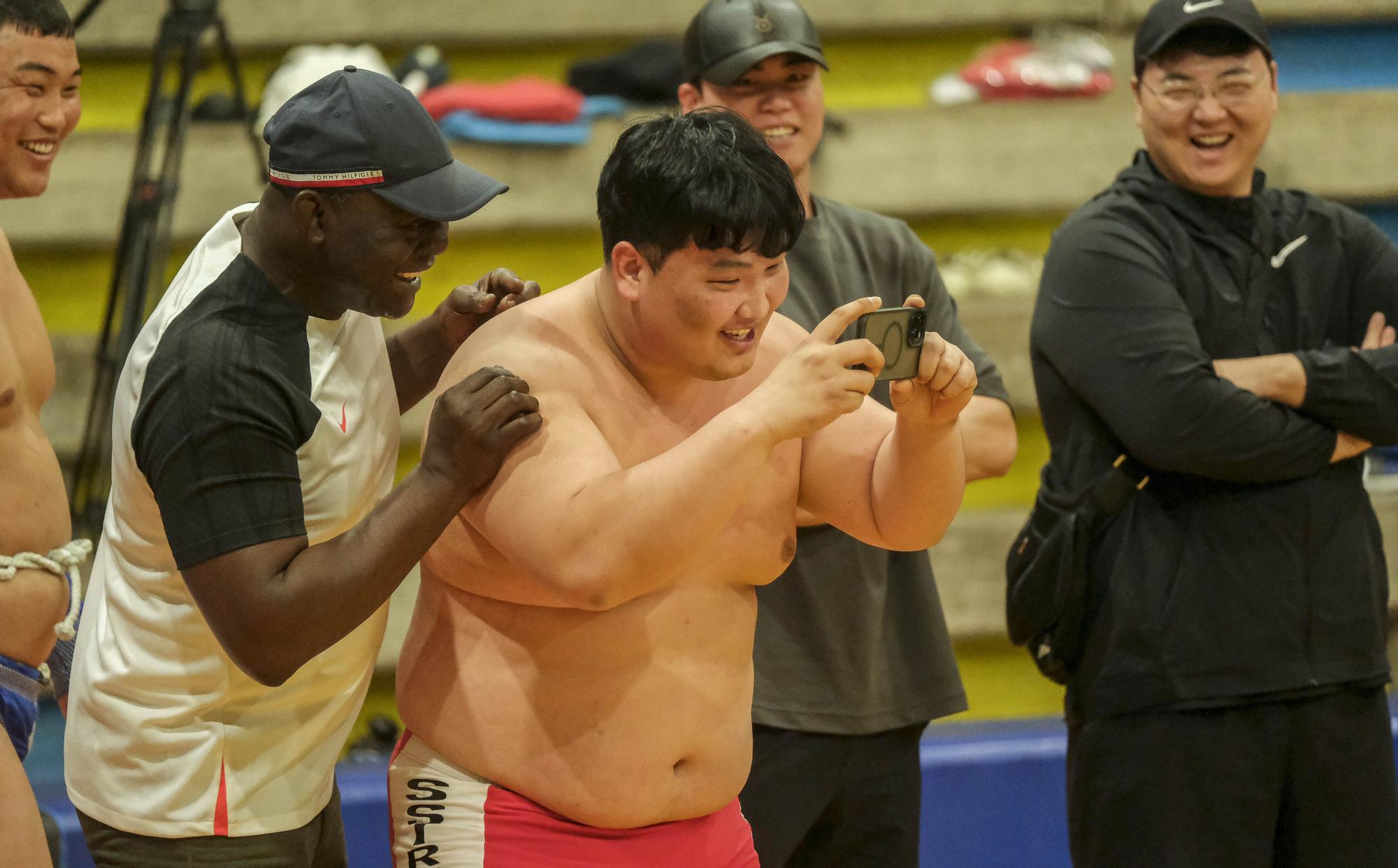 Luchadores de diferentes países entrenando para el homenaje a Juan Espino