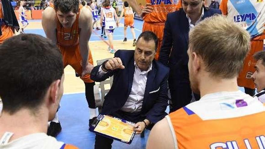 Gustavo Aranzana da instrucciones a sus jugadores en Riazor.